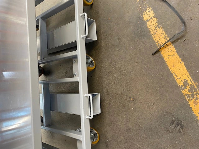 LTT08 - Warehouse order picker with box pullers